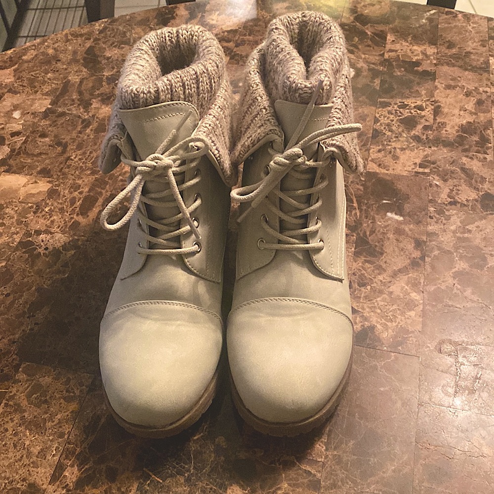 Cute Jessica Cline Boots ! Great for Winter